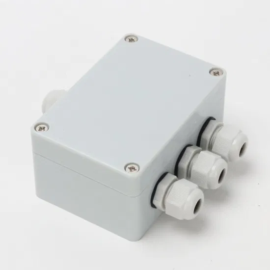 Один вход и три выхода 100*68*50 мм. Распределительная коробка светодиодного светильника из АБС-пластика водонепроницаема и пыленепроницаема.