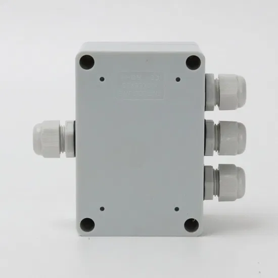 Один вход и три выхода 100*68*50 мм. Распределительная коробка светодиодного светильника из АБС-пластика водонепроницаема и пыленепроницаема.