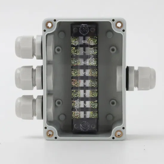 Один вход и три выхода 100*68*50 мм. Распределительная коробка светодиодного светильника из АБС-пластика водонепроницаема и пыленепроницаема.