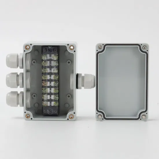 Один вход и три выхода 100*68*50 мм. Распределительная коробка светодиодного светильника из АБС-пластика водонепроницаема и пыленепроницаема.